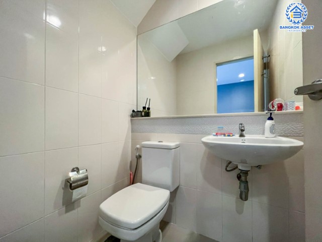 ทาวน์เฮ้าส์มือสอง ม.บ้านกลางเมือง นวมินทร์42 แบรนด์ AP เนื้อที่ 18.1 ตร.ว. มาพร้อมฟังก์ชัน 3 ห้องนอน 3 ห้องน้ำ 2 ที่จอดรถ แถมฟรี !!! เครื่องปรับอากาศ 4 เครื่อง และเครื่องทำน้ำอุ่น 2 เครื่อง สภาพแวดล้อมเยี่ยม ทำเลดีเชื่อมต่อ ถ.รามอินทรา, ถ.เกษตร-นวมินทร์ ใกล้รถไฟฟ้าสายสีชมพู "สถานีนพรัตน์" และทางด่วน ฉลองรัช…